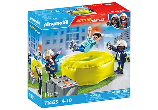 Feuerwehrleute mit Luftkissen